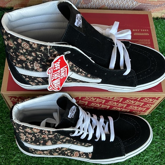 Vans WMNS Sk8-Hi
Rose Dreams Black/White
VN0005U9BZW
Sneakers - Picture 3 of 16